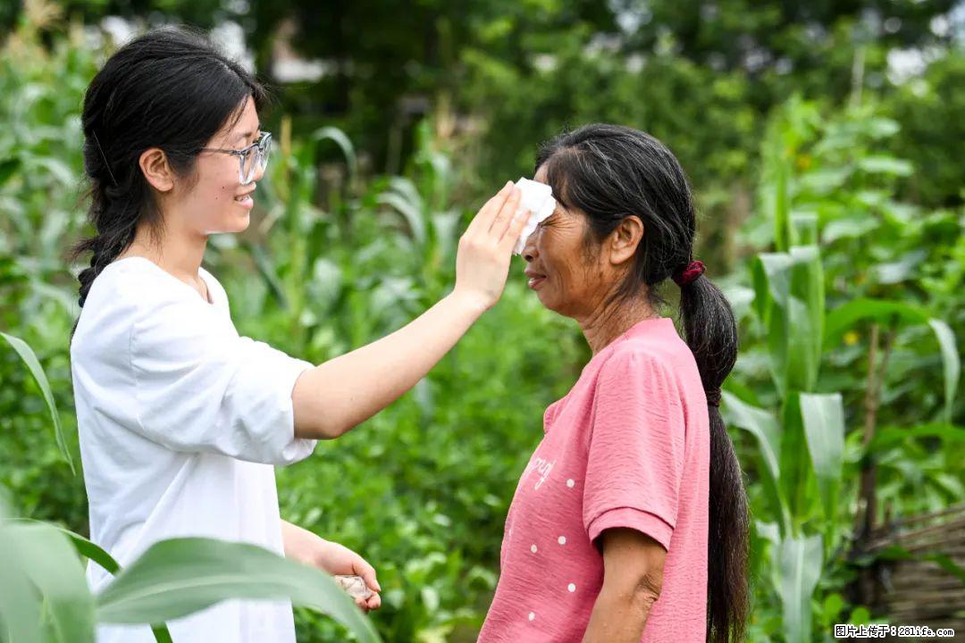 全网追的“扁担女孩”,找了一份暑假工,时薪12元 - 香港生活资讯 - 香港28生活网 hk.28life.com